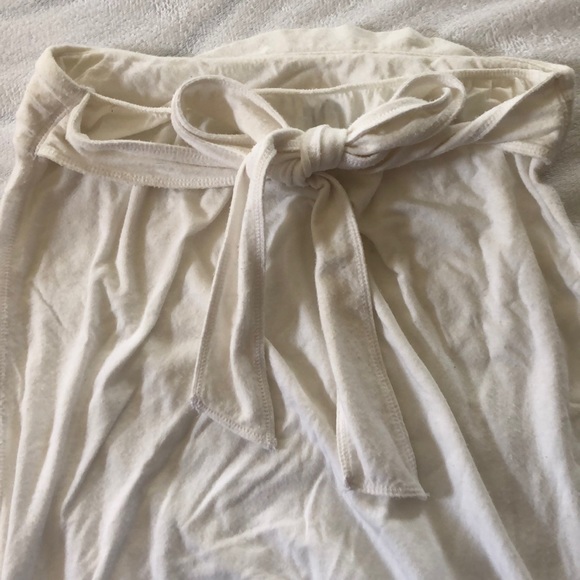 A&F white ruffled sleeveless top - Picture 2 of 4